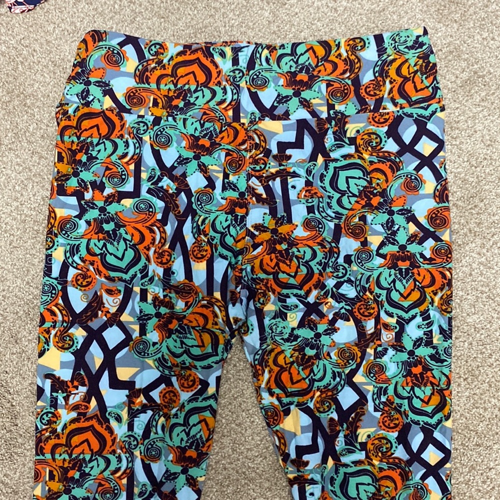 LuLaRoeTall & Curvy print leggings